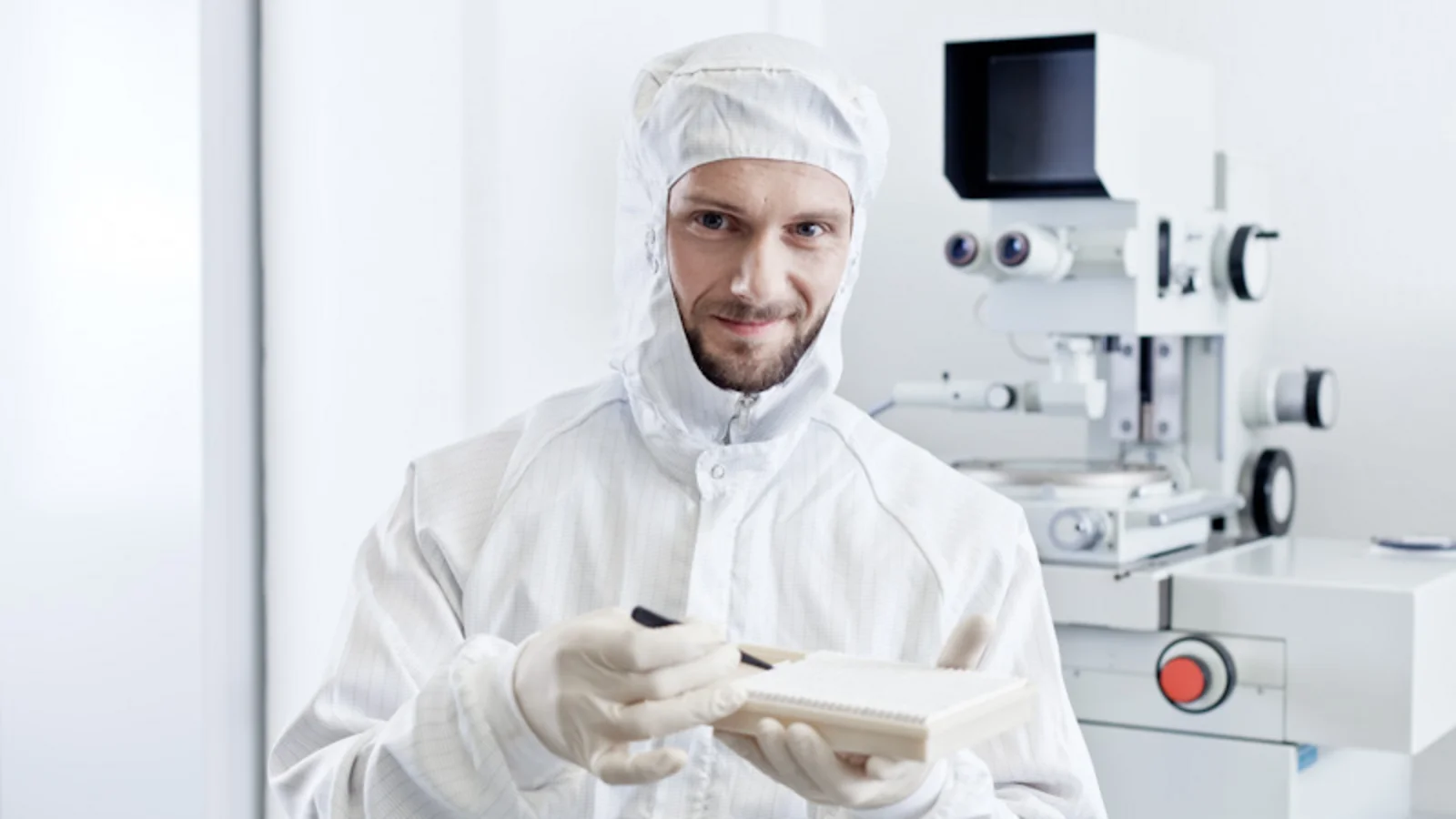 Cicor employye working in the prodution of the Cicor site in Radeberg