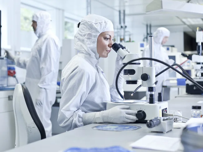 Microassembly control at the Cicor site in Radeberg, Germany