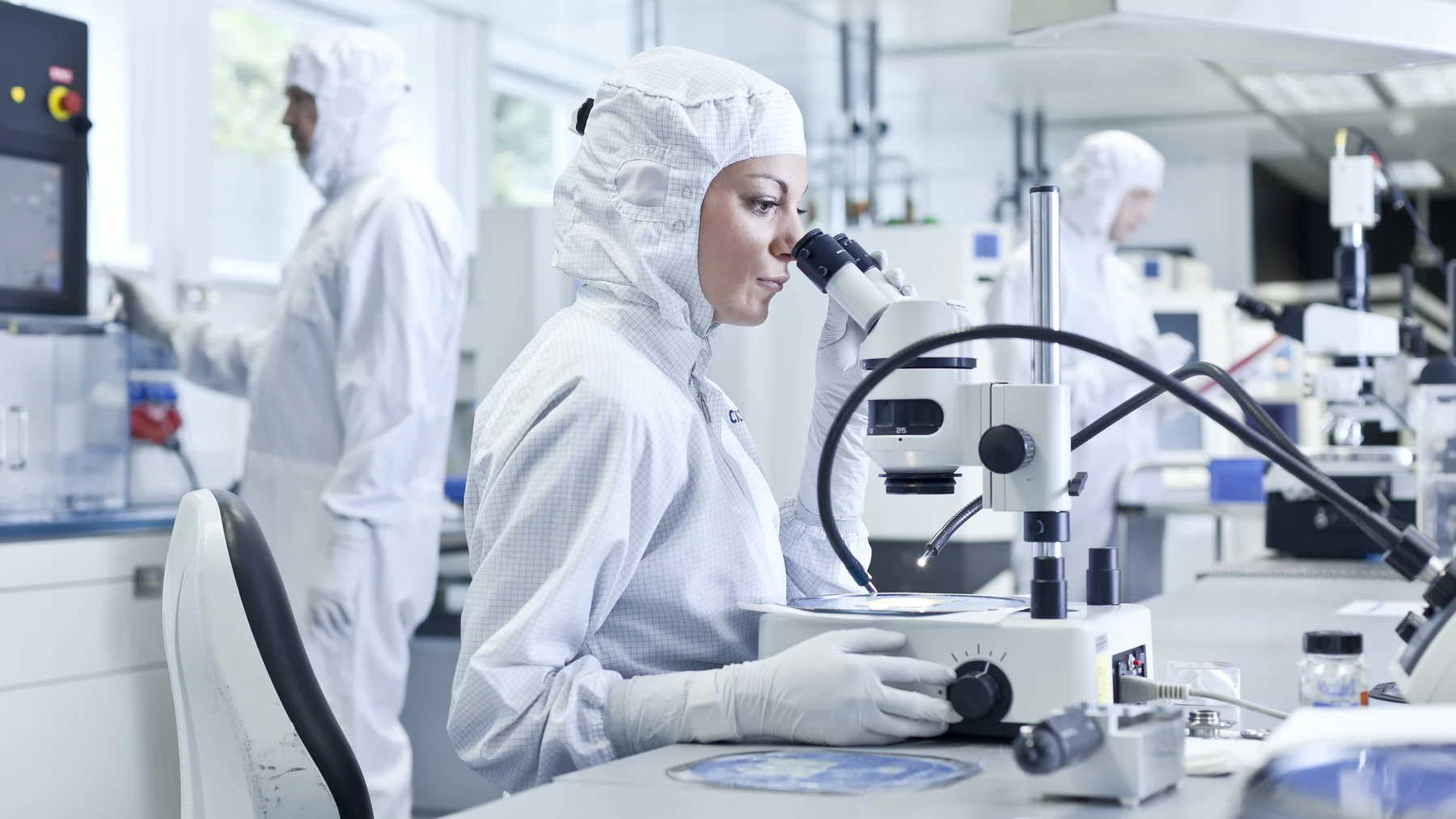 Microassembly control at the Cicor site in Radeberg, Germany